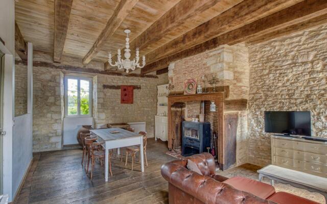 Alluring Holiday Home in Dégagnac with Heated Swimpool and Jacuzzi