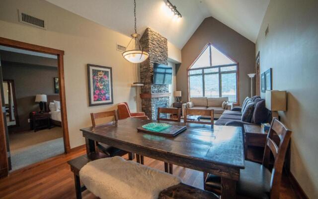 Spacious 3BR 2BA Penthouse with Mountain Views