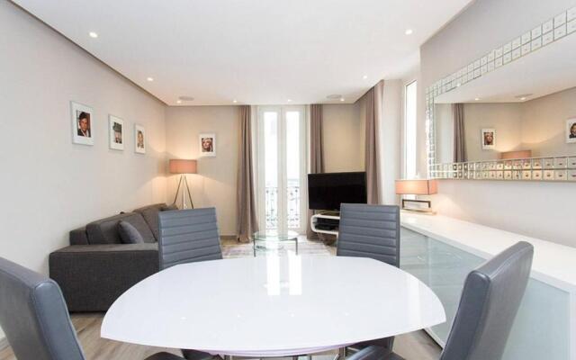 1 Bedroom in Front of the Palais!