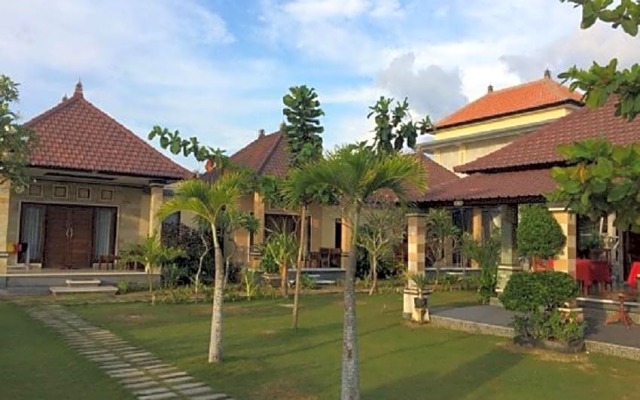 Yogi Beach Bungalow & Restaurant Lembongan