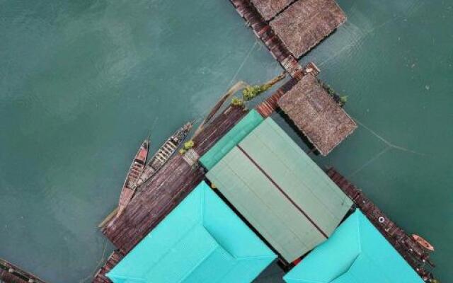 Praiwan Raft House