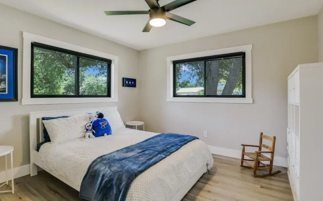 Charming Ranch Home Near Dell With Cocktail Pool