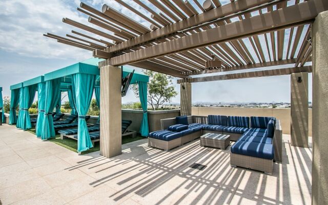 Rooftop Pool-Walk 2 shops-Dining-C4404