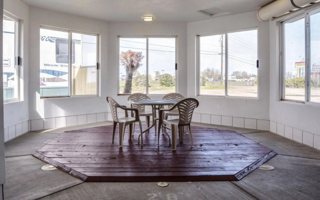 OYO Woodland Hotel and Suites