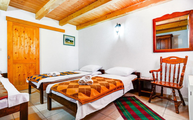 Holiday house Jucinovi Dvori, Starigrad Paklenica with pool