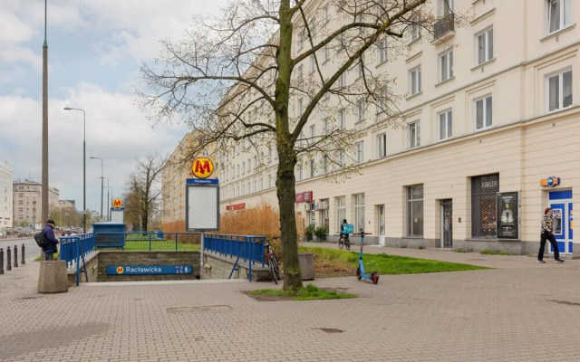 Metro Racławicka Studio by Renters