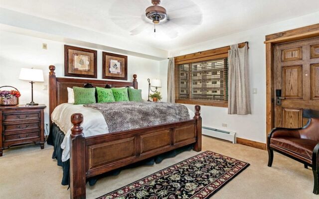 4 Bedroom Antlers Vacation Rental With Incredible Slopeside Views and Just a Short Walk to Gondola and Lionshead Village