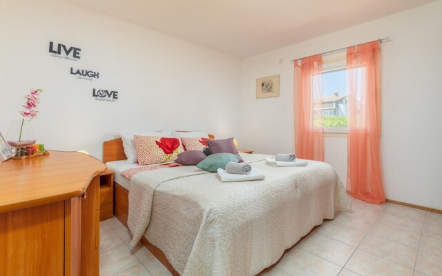 Nice Home in Valbandon with Hot Tub, WiFi & 2 Bedrooms