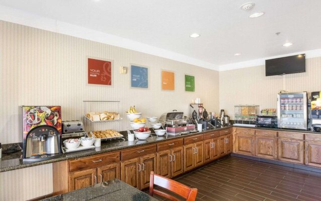 Comfort Suites Plainview