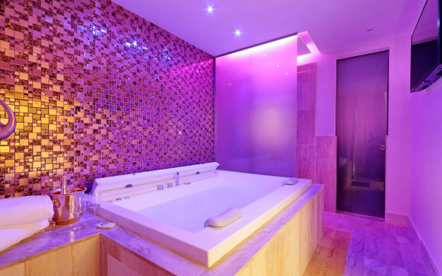 Spanish Diamond Luxury Suites & Jacuzzi