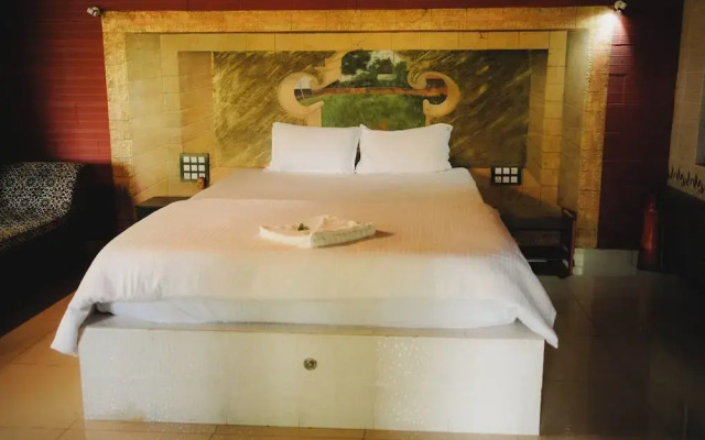 Misty Night Jungle Side Resort