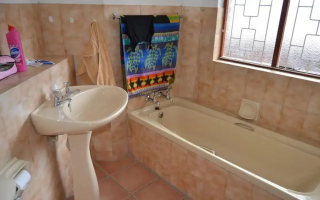 2Bed 2Bath Vacation home with pool close to beach