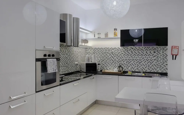 Luxury Apt With Side Seaviews and Pool, Best Location