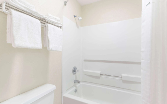 Days Inn by Wyndham Clinton