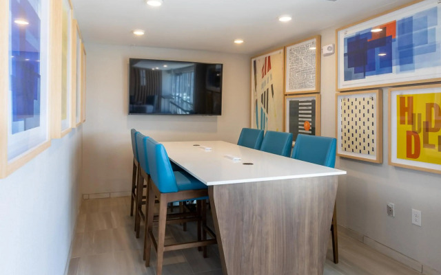 Holiday Inn Express & Suites Englewood Denver South by IHG