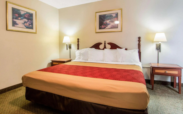 Econo Lodge Inn & Suites Conference Center