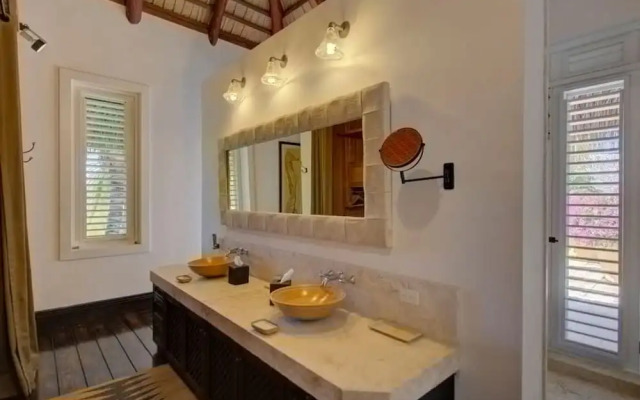 6 BR Beachfront Lush Oasis