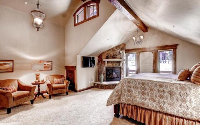 5 O Clock Lodge Peak 8 Private Home by Pinnacle Lodging
