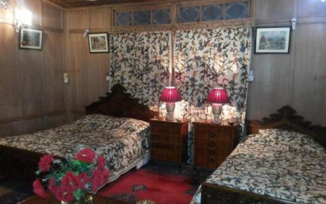 Kings Rose Houseboat