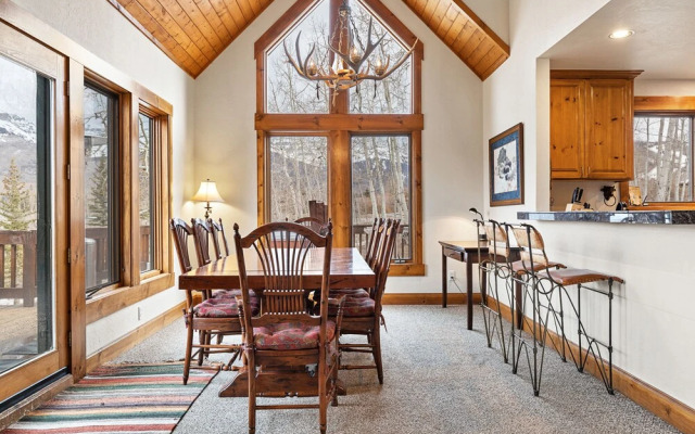 Russell Home by Avantstay Expansive Deck, Stunning Views & Hot Tub!
