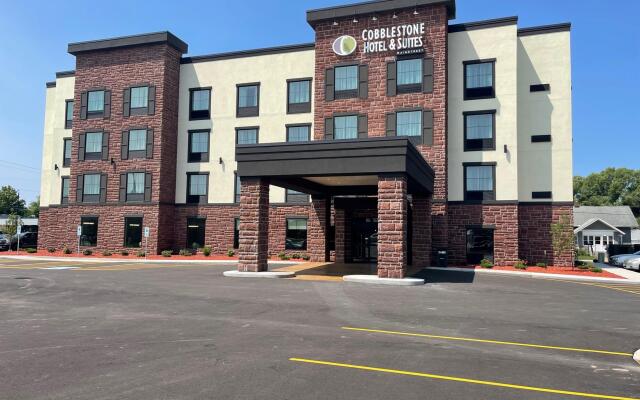 Cobblestone Hotel & Suites-Little Chute