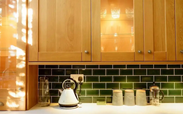 JOIVY 5 Bedroom Apt Near Meadows & George Square