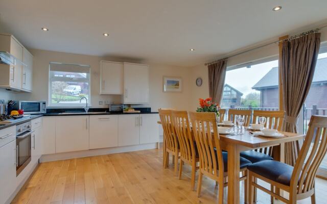 Comfy Holiday Home in Saint Columb With Garden