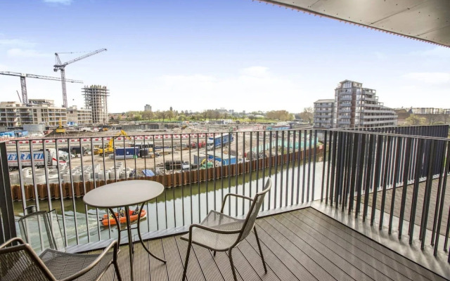 Bright 1 Bedroom East London Apartment with Balcony
