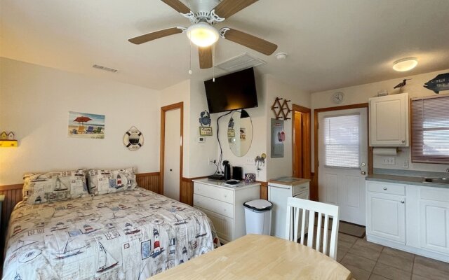 9 Nautical Nine Studio Bedroom Condo by RedAwning