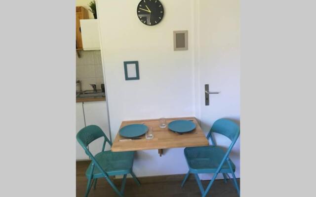 Studio renové en RDJ dans résidence de standing