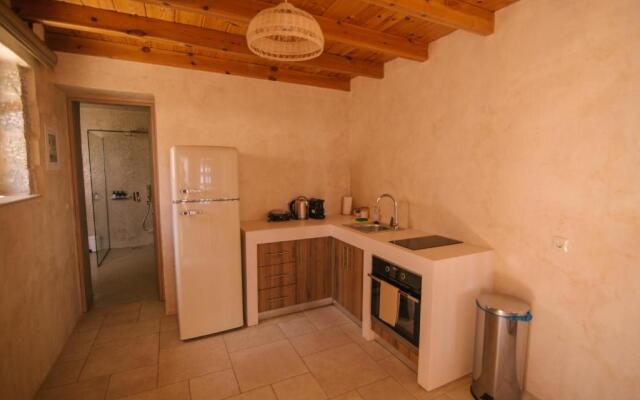 Mani Luxury Suites and Studios in Gytheio with Private Pools