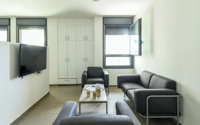 1 BR Apt w living room & learning area