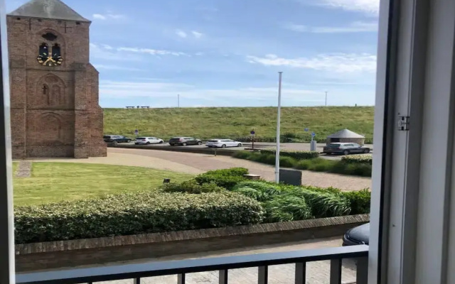Lodge With Beautiful View of Garden
