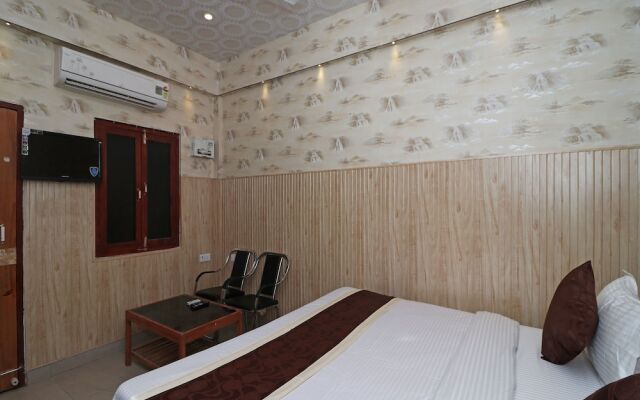 OYO 13234 Hotel Mahak