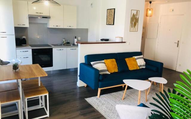 7 minutes Disney/Netflix/Terrace/Car park