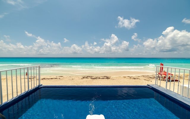 Private pool in beach front Villa