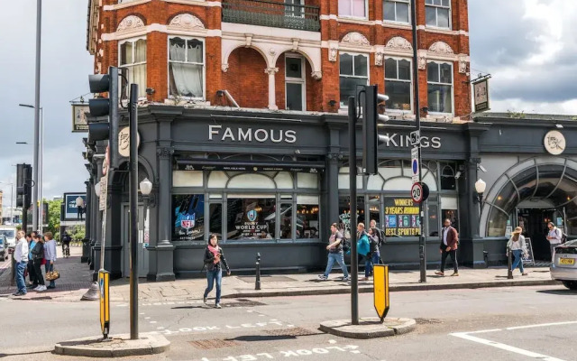 NEW 3BD West Kensington Flat Close to City