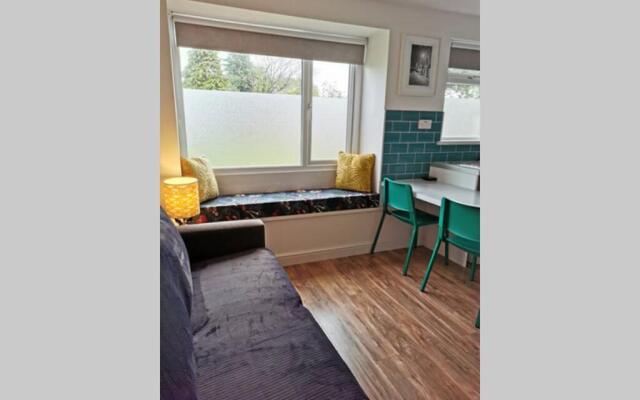 Stylish studio bungalow, close to Cardiff Centre