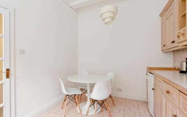 Oxford Circus Luminous Gem, Sleeps 4