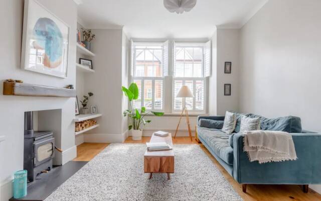 Spacious 2 Bedroom Home in Lewisham