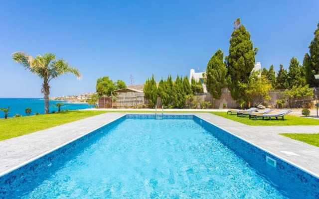 Villa Beach Heaven in Pomos
