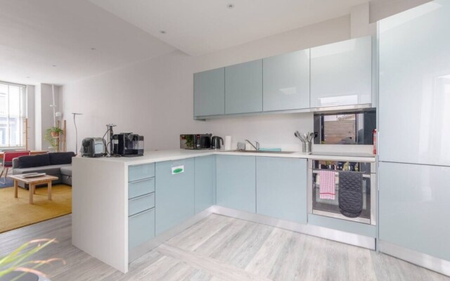 Chic & Spacious 2BD Flat -2 Mins to Baron's Court