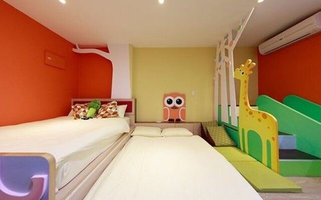 Music Hall 2 building nest