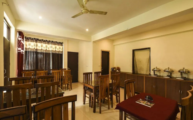 Raku's Place by OYO Rooms