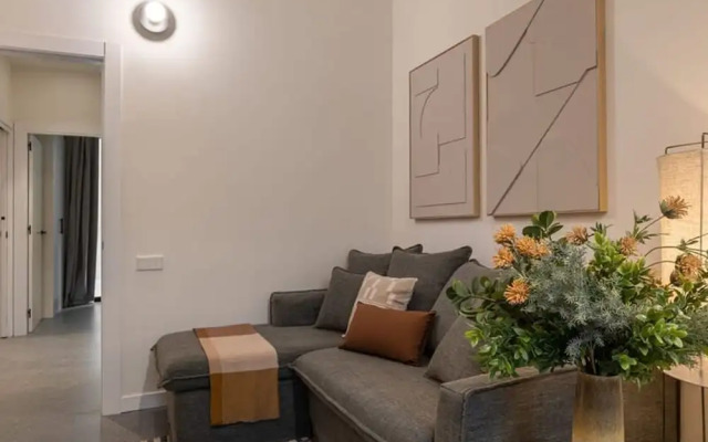 Sant Pau Patio 2BR Near Avinguda Gaud With Patio