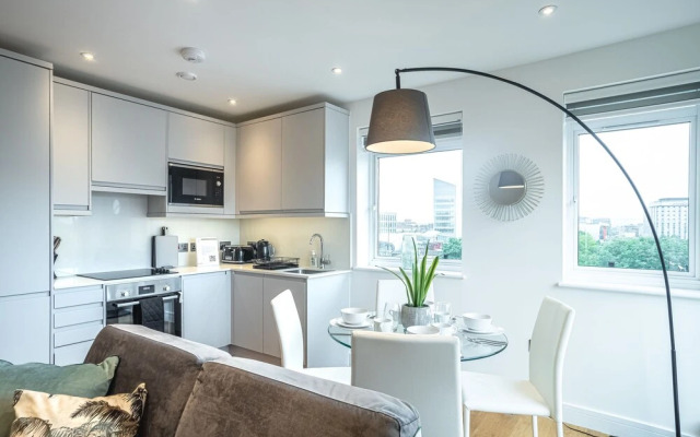 Deluxe & Chic 1 & 2 Bed Apts near Heathrow, Legoland, & Windsor Slough