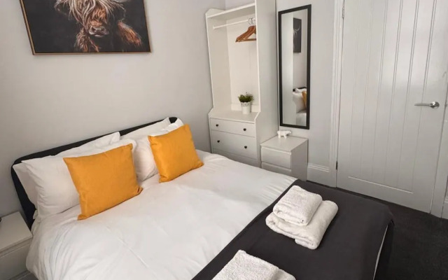 House - Sleeps 6 - Pet Friendly - Garden - Parking