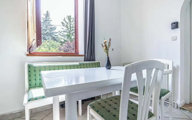 Cozy 3BR Apt with Garden Sleeps 10