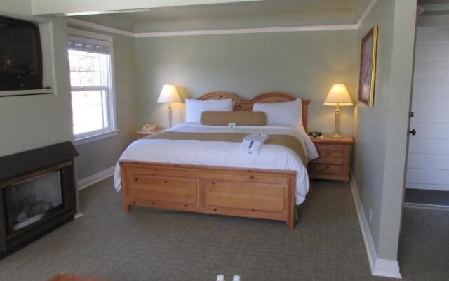 Colonial Terrace Inn by the Sea