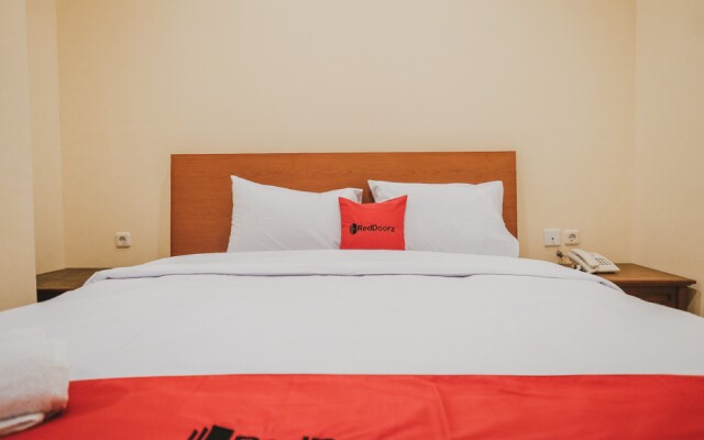 RedDoorz Plus near Plaza Blok M